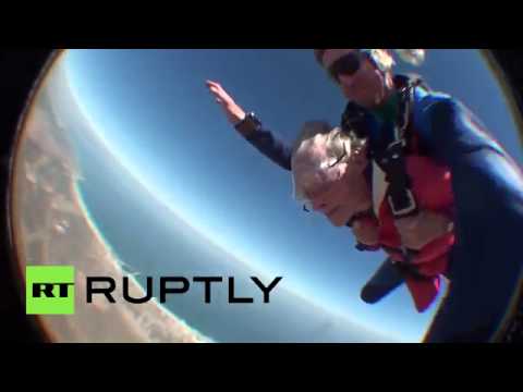 عجوز تحتفل بعيد ميلادها الـ100بقفزة مظلية