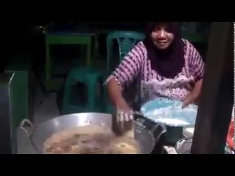 إمرأة تقلب ما في الزيت المغلي بيدها دون ان تحترق