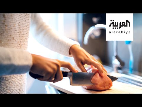 خبيرة تغذية تنصح بعدم غسل الدجاج قبل طهيه