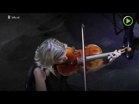 شاهد فنان إسباني ينظم حفلًا موسيقيًا في دار الأوبرا لجمهور من النباتات