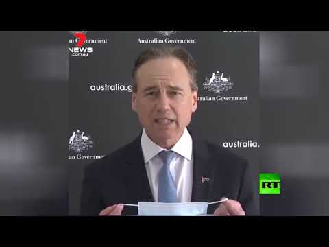 وزير الصحة الأسترالي يعطي مثالا يحتذى به في ارتدائه كمامة