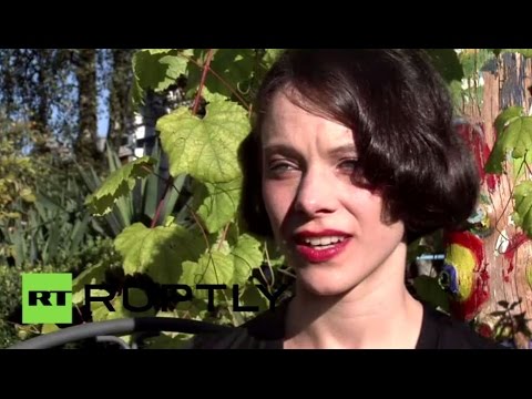 نمساويَّة تغني بصوتين منفصلين في آن