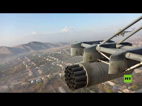 شاهدمروحيات عسكرية ترافق قافلة من قوات حفظ السلام في طريقها إلى قره باغ