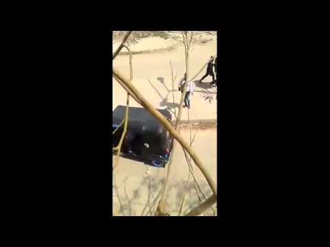 فتاة تستعين بـ توك توك لتنفيذ احتفال بعيد الأم