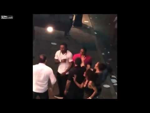 فتيات يحاولن فض مشاجرة عنيفة بين شباب