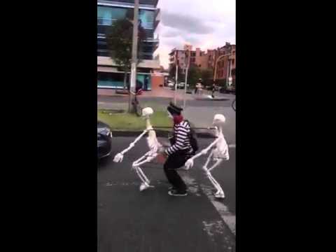 متسول يبدع في الرقص مع الهياكل العظمية