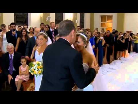 3 توائم متطابقات تتزوجن في نفس اليوم