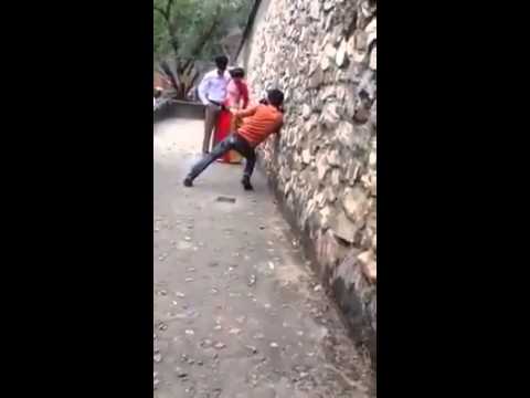 مصور فوتوغرافي يصيب العروس بالهستيريا