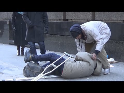 رد فعل المارة على معاق يسقط في الشارع ويطلب العون