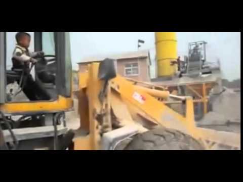 طفل صغير يقود حفارًا ضخمًا