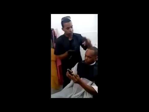 حلاق يجد الحل المناسب للتعامل مع عميل غريب