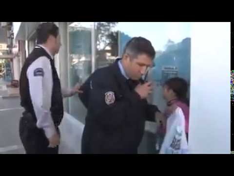 طفلة تبيع المناديل تبكي بـحُرقة بعد رؤيتها شرطي