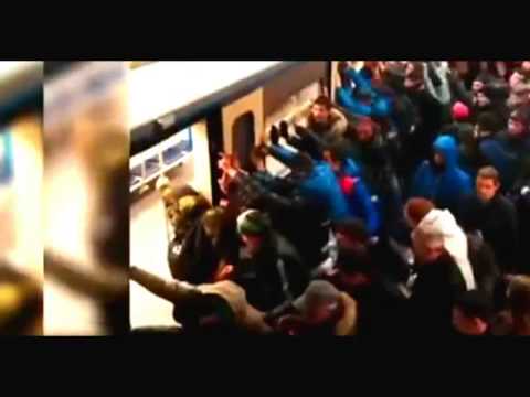 شاهد عشرات الركاب يحركون قطارًا بأيديهم لإنقاذ عجوز عالقة