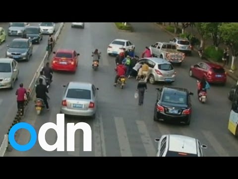 المارة يرفعون سيارة لإنقاذ سيدة