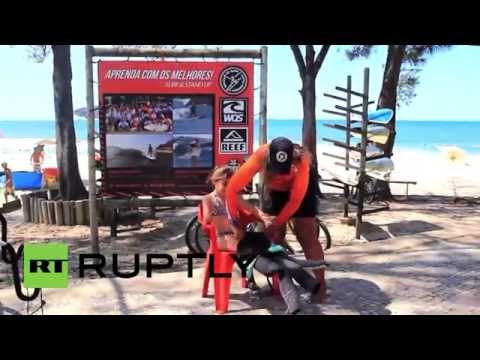 طفلة بذراع واحدة تمارس رياضتها المفضلة