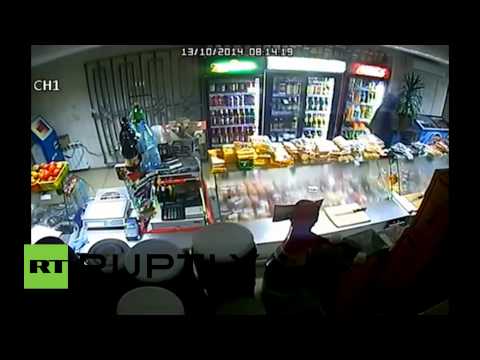 لصان يفران من بائعة مسلَّحة بقارورة مياه