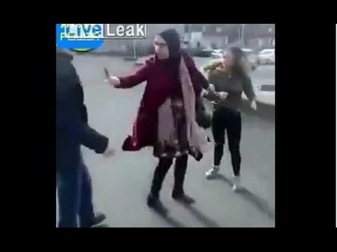 معركة شرسة بين فتاة وشاب تحرش بها أمام صديقها