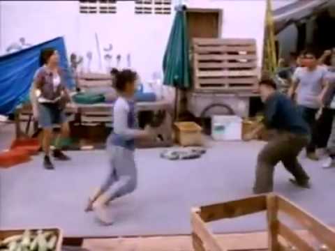 فتاة آسيوية تلقن شابا علقة ساخنة