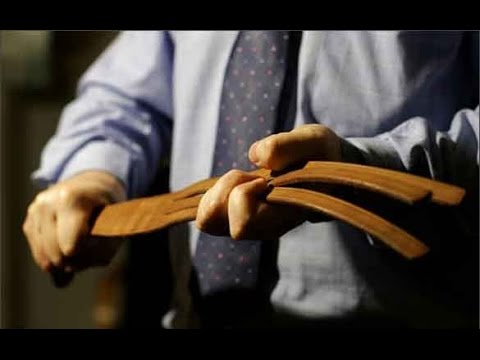 والد يجلد ابنته لحديثها مع والدتها المطلقة