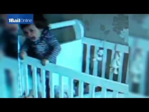 بالفيديو سرير يهدد حياة الأطفال في لحظات صادمة