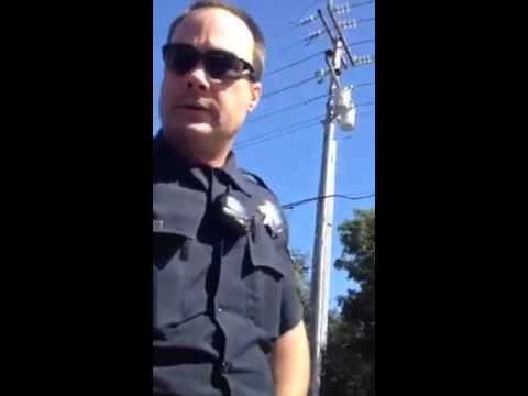 سيدة تجادل شرطي حول نظارته بسبب وقوفها في مكان ممنوع