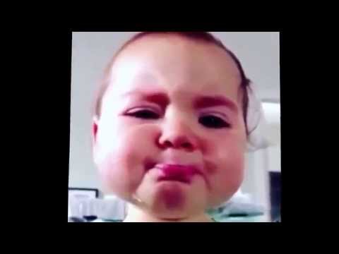 طفلة تبكي في صمت تشعل مواقع التواصل الاجتماعي