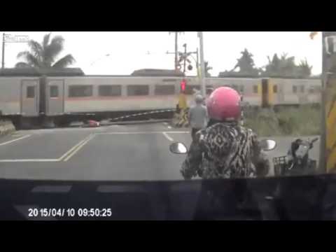 نجاة «عجوز» بإعجوبة من الدهس تحت عجلات قطار