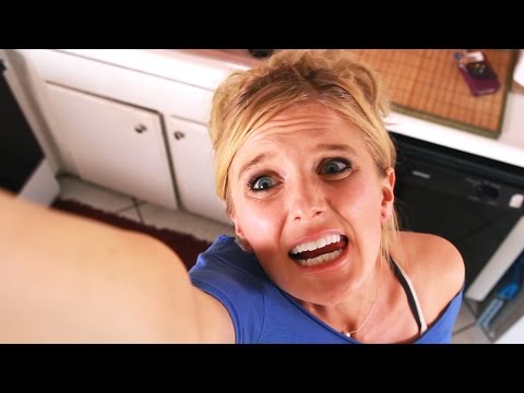 مواقف محرجة لا تحدث سوى للفتيات القصيرات