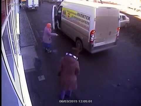 لحظة دهس شاحنة لفتاة أثناء تحدثها في الهاتف