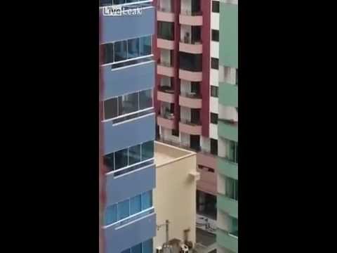 لحظة انتحار فتاة من شرفة منزلها