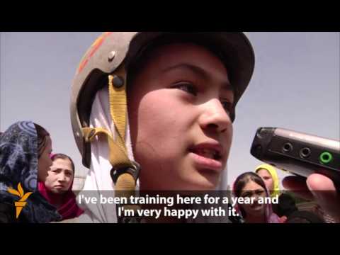 أفغانيات يتعلمن اللهو بلوح التزلج