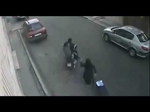 رد فعل بطولي من فتاة تجاه لصين اختطفا حقيبتها