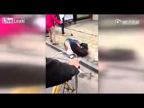 فتاة تبرح غريمتها ضربًا وتمزق ملابسها