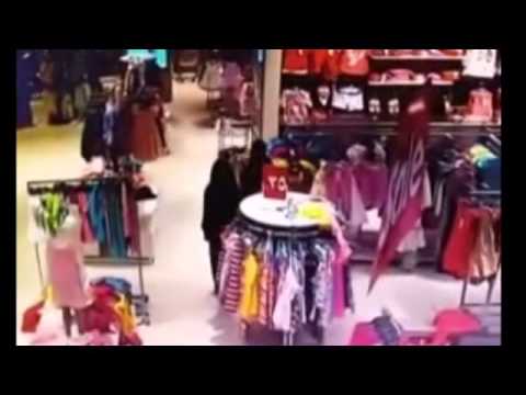 منقبتان تسرقان سوارًا ذهبيًا من يد طفلة