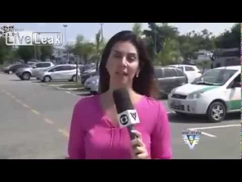 مذيعة تتعرض للسرقة بالإكراه على الهواء