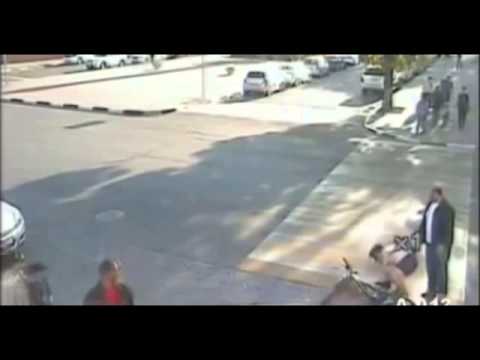 رجل يُنقِذ فتاة من موت مُحقَّق في اللحظات الأخيرة