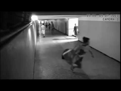 فتاة تلقن لصًا حاول سرقتها درسًا قاسيًا