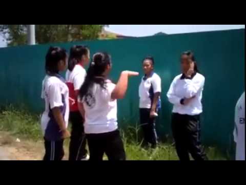 مشاجرة عنيفة بين طالبات في ساحة مدرسة