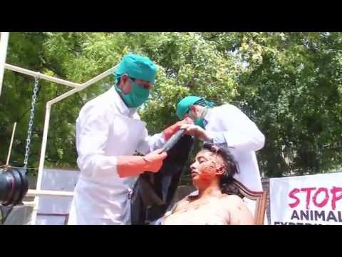 تعذيب فتاة هندية في وسط الشارع انتقامًا للحيوانات