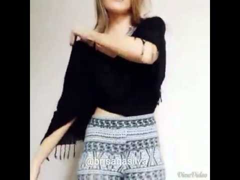 فتاة تحول شال إلى قطعة ملابس مميزة