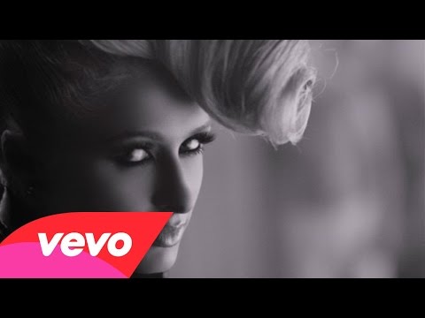 باريس هيلتون تتعرى في احدث كليباتها