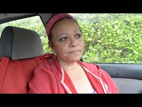 بريطانية تعيش مع كلابها لمدة 4 أشهر داخل سيارتها