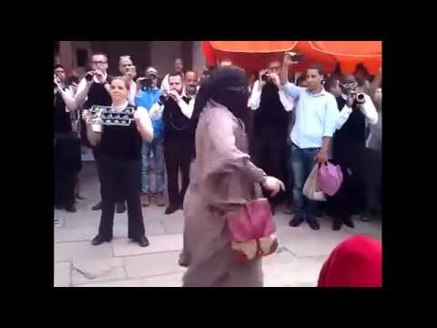 فتاة منتقبة تؤدي وصلة رقص في الشارع