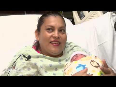 امرأة تلد طفلها داخل سيارة الإطفاء