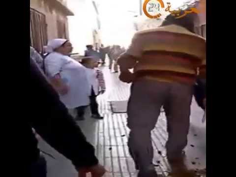 امرأة تحمل سلاحًا وتشيع المارة في أسفي