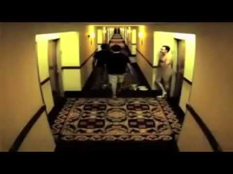 رجل يسير عاريًّا في بهو أحد الفنادق