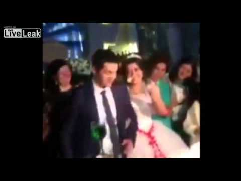 عريس يرفض مزاح عروسه في حفل زفافهما