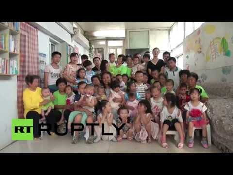 امرأة ترعى 72 طفلًا في مقاطعة صينية