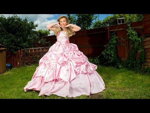 أم تحول ابنتها لـباربي تتباهي بها في المجالس