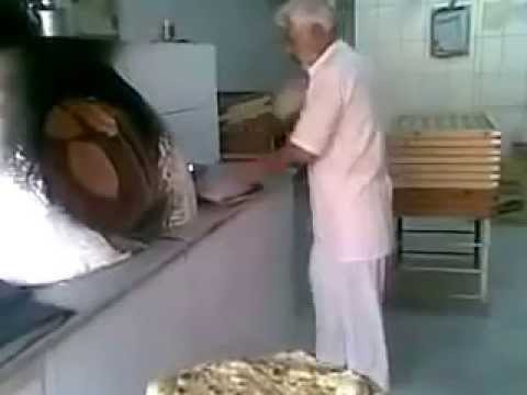 فران سعودي يبصق على كل رغيف يخبزه